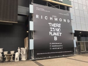 Великоформатний банер John Richmond на фасаді ТРЦ «Атмосфера»