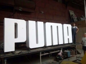 Виготовлення обʼємних світлових літер PUMA у цеху GROMOV