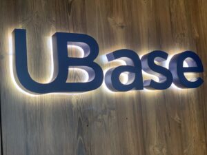 Контражурні літери для U Base Investment