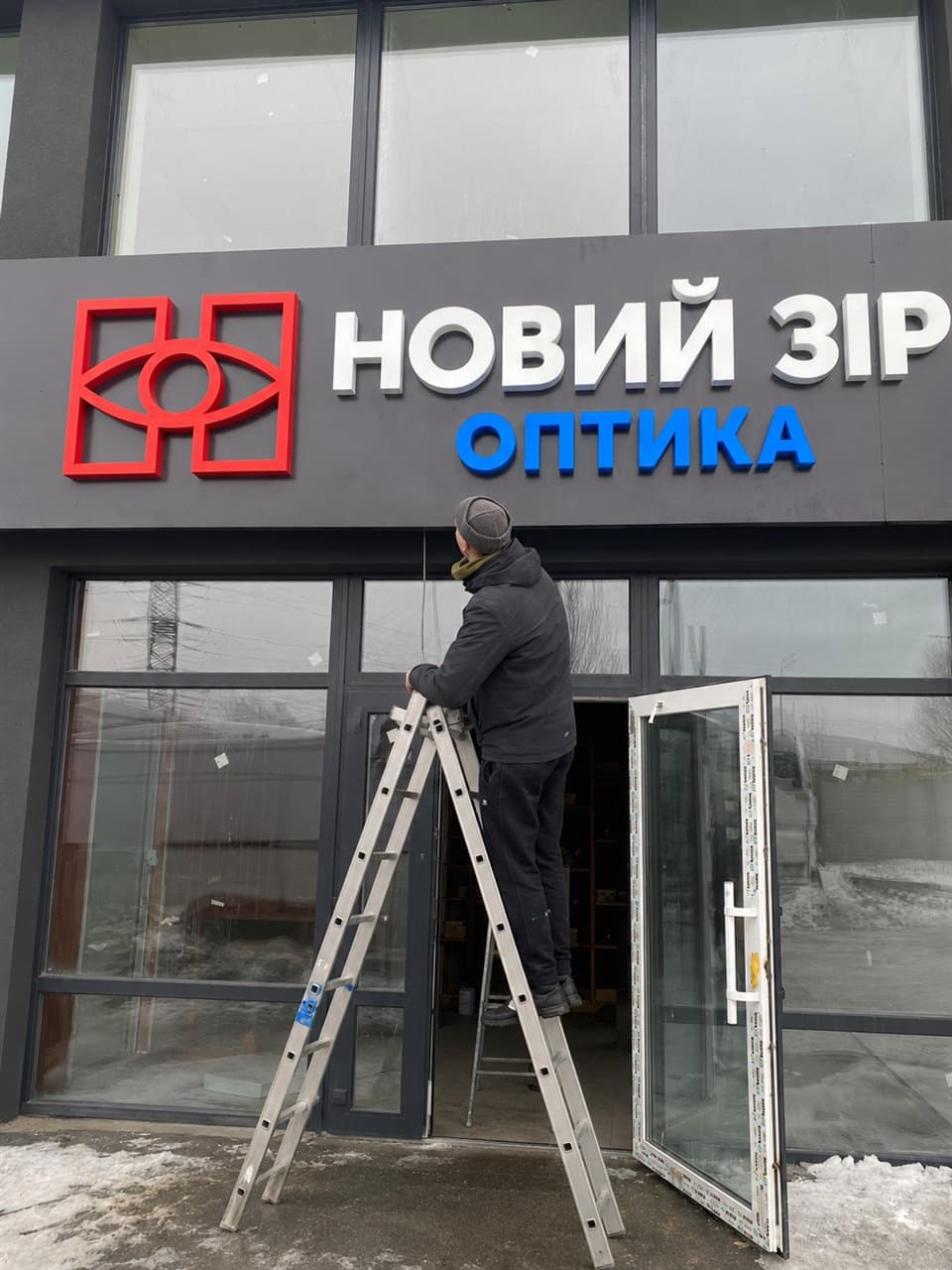 Як обрати рекламний пілон у Києві — підбір висоти й типу під дистанцію GROMOV
